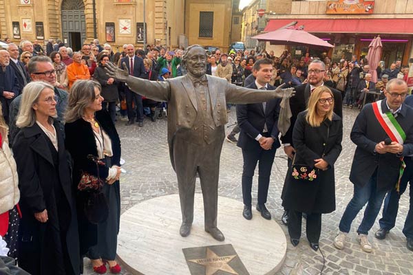 Inaugurazione statua Pavarotti Pesaro