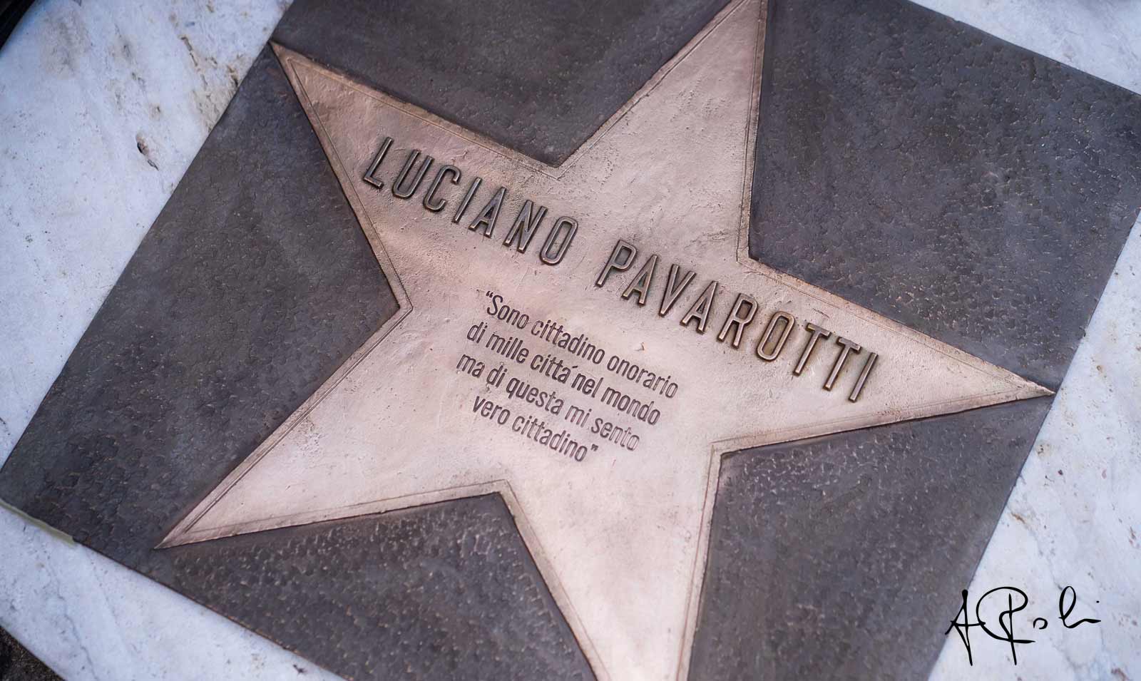 Base statua di Luciano Pavarotti wal of fame