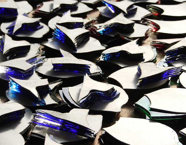 Dime di cartone con pezzi di vetro tagliati