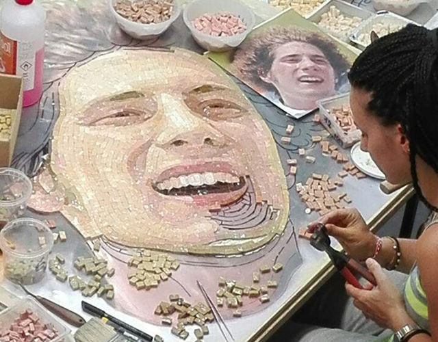 Dettaglio della realizzazione del mosaico di Marco simoncelli