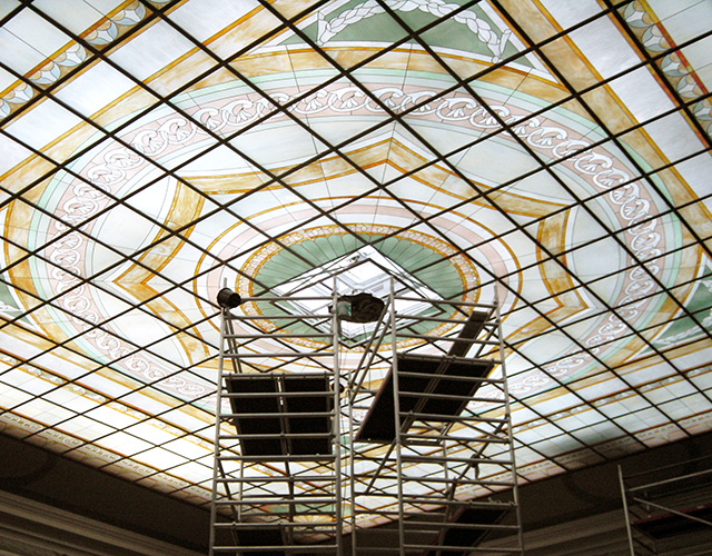 Posa del lucernario in vetro soffiato