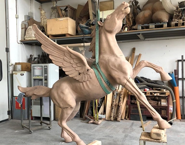 Dettaglio statua in bronzo prima della patinatura