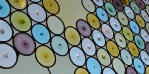 Dettaglio di una vetrata a rulli in stile moderno realizzata da PROGETTO ARTE POLI per l'azienda vinicola Ca' dei Frati