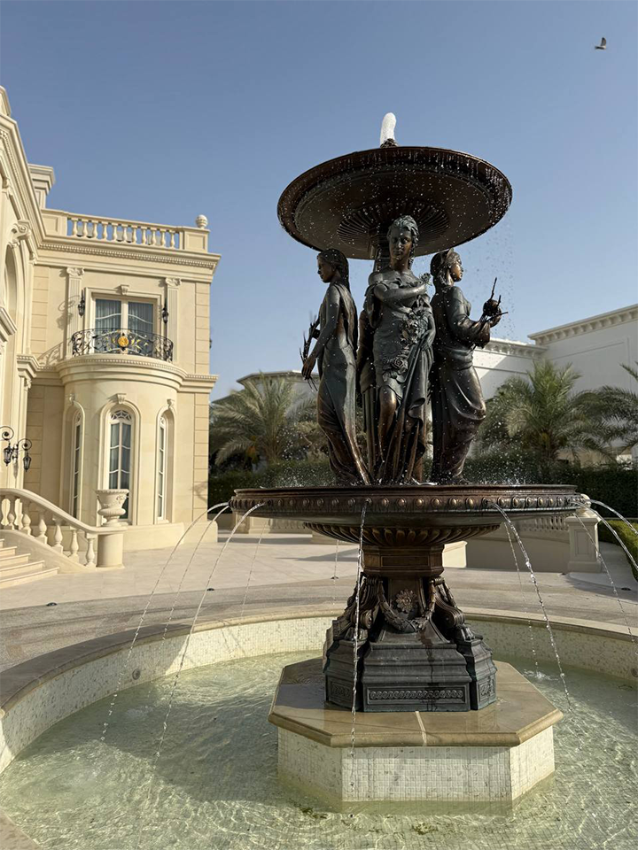 vista della fontana in bronzo patinato