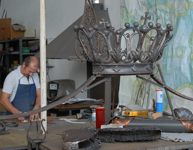 Produzione dell'insegna in ferro battuto