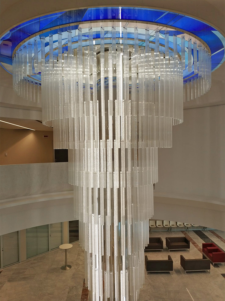 Vista frontale del lampadario in vetro soffiato