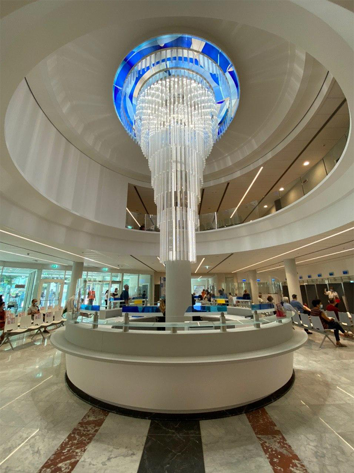 Lampadario in metallo grezzo e lucernario in vetro soffiato