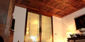 Porta in vetro soffiato con soffitto in legno a cassettoni