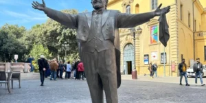 Statua di Pavarotti