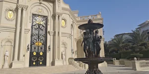 Esterno della villa con fontana in bronzo patinato e portone in ferro battuto a mano