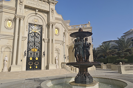 Esterno della villa con fontana in bronzo patinato e portone in ferro battuto a mano