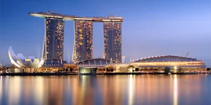 Il Marina Bay Sands visto da fuori con riflessi sul mare della marina