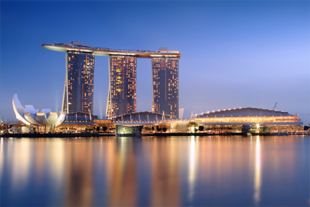 Il Marina Bay Sands visto da fuori con riflessi sul mare della marina