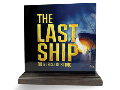 Piatto in vetro soffiatto placcato e decorato con sabbiatura e grisaglia che rappresenta la locandina del musical The Last Ship di Sting