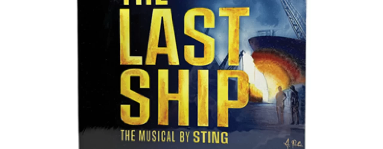 Piatto in vetro soffiatto placcato e decorato con sabbiatura e grisaglia che rappresenta la locandina del musical The Last Ship di Sting